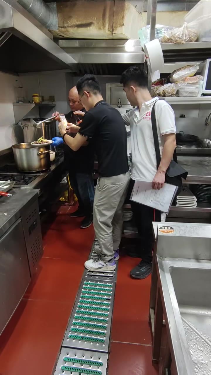 云涧星厨灶边拍摄出餐