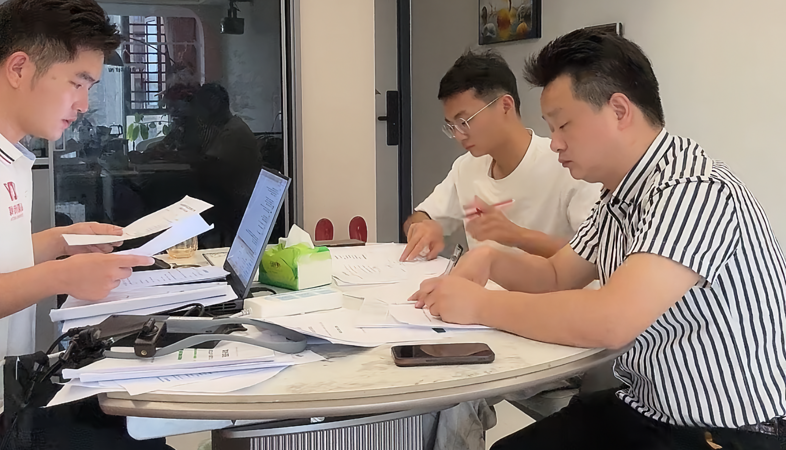 辰阳传媒团队在桌前讨论运营方案