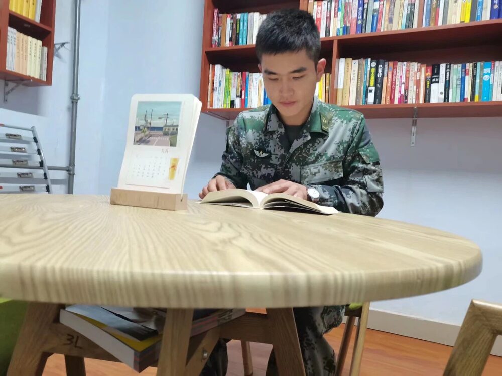 赖银平在部队图书室学习