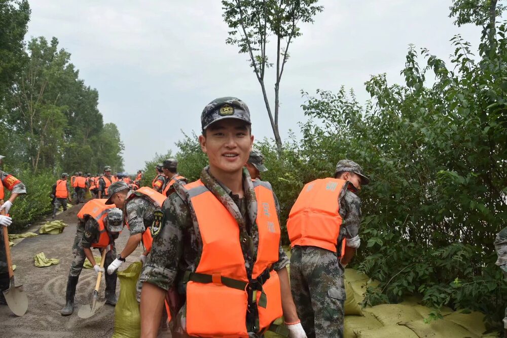 赖银平参加抗洪抢险