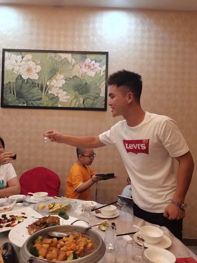 客户请辰阳团队吃饭席间敬酒