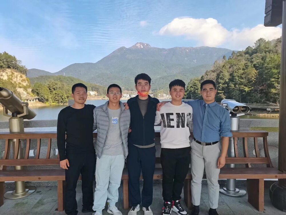 辰阳传媒团队湖边合影