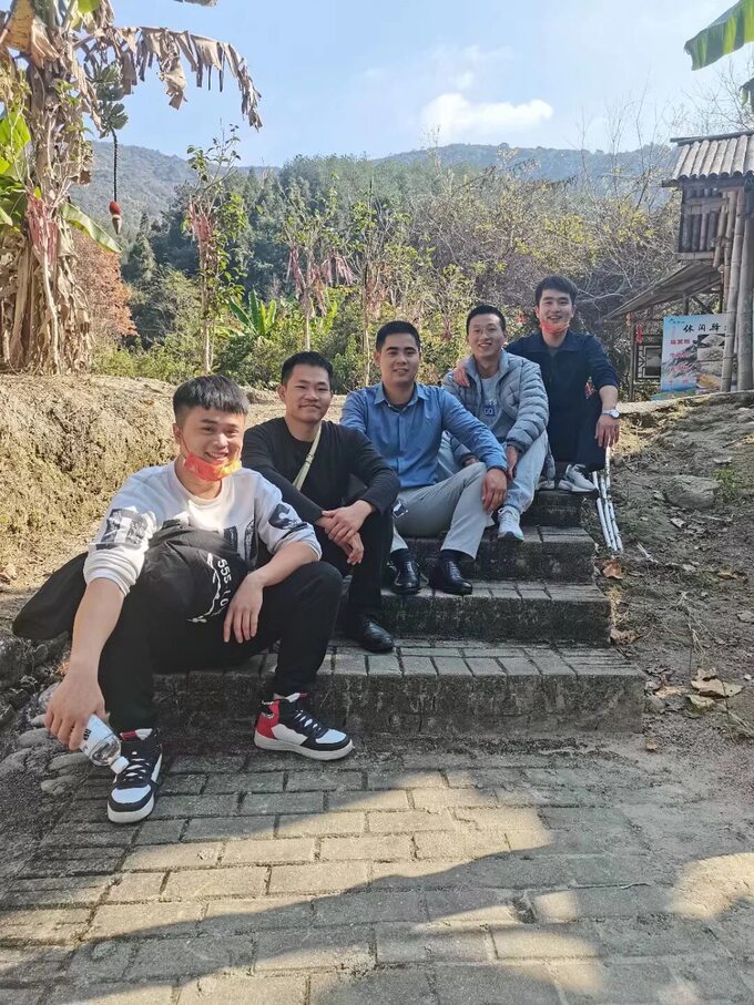 辰阳传媒团队山间合影